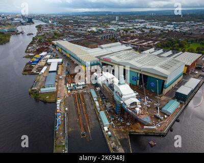 Luftaufnahme des U-Boot-Kriegsschiffs HMS Glasgow Typ 26, das auf der BAE Systems Werft in Govan, Glasgow, Schottland gebaut wird Stockfoto