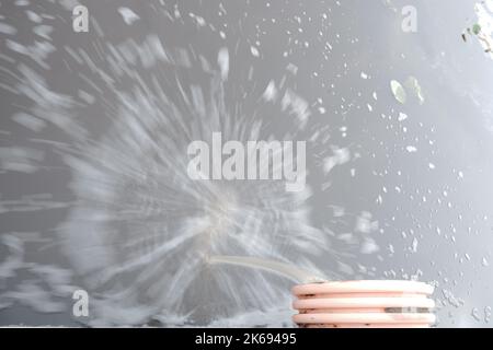Schmutzige giftige Abflüsse aus einem Rohr in ein Reservoir. Das Konzept der Umweltsicherheit Stockfoto