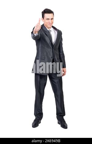 Lächelnder Geschäftsmann zeigt den Daumen vor die Kamera Stockfoto