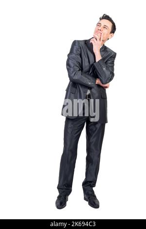 Ein nachdenklicher, lächelnder Geschäftsmann im Studio. Weißer Hintergrund. Stockfoto