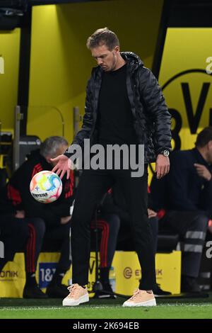 Neapel, Italien. 12. Oktober 2022. DORTMUND - FC Bayern München Trainer Julian Nagelsmann beim Bundesliga-Spiel zwischen Borussia Dortmund und dem FC Bayern München am 8. Oktober 2022 im Signal Iduna Park in Dortmund. ANP | Dutch Height | GERRIT AUS KÖLN Credit: ANP/Alamy Live News Stockfoto