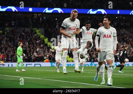 London, Großbritannien. 01.. Februar 2018. Harry Kane von Tottenham Hotspur feiert sein Tor beim Fußballspiel der englischen Premier League zwischen Tottenham Hotspur und Everton im Tottenham Hotspur Stadium in London, Großbritannien, am 15.. Oktober 2022. Quelle: Action Foto Sport/Alamy Live News Stockfoto