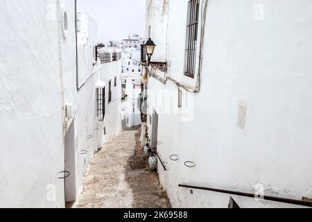 Schmale Gasse mit weiß getünchten Häusern, Vejer de la Frontera, Andalusien, Spanien Stockfoto