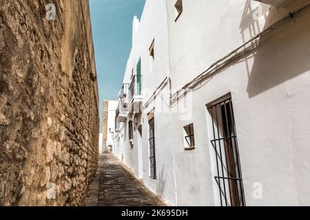 Schmale Straße mit weiß getünchten Häusern, Vejer de la Frontera, Andalusien, Spanien Stockfoto