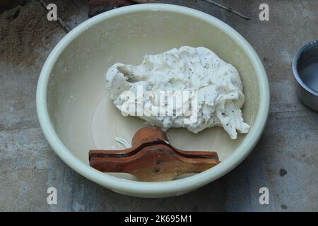 Die Zubereitung südindischer hausgemachter Reis-Murukku für Diwali-Festival-Snacks auf traditionelle Weise Stockfoto