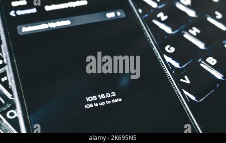 Wien Österreich Oktober 12 2022:iPhone 13 mit iOS 16 Update-Bildschirm Nahaufnahme, neues Betriebssystem für iPhone-Geräte Stockfoto