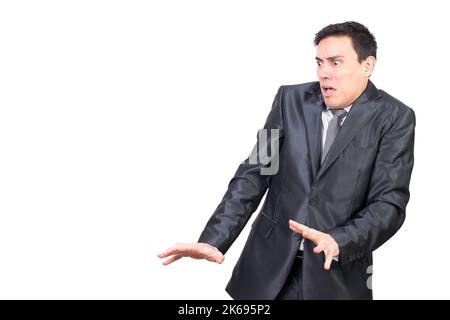Erschrockener junger Mann im Horror, der im Studio wegschaut Stockfoto