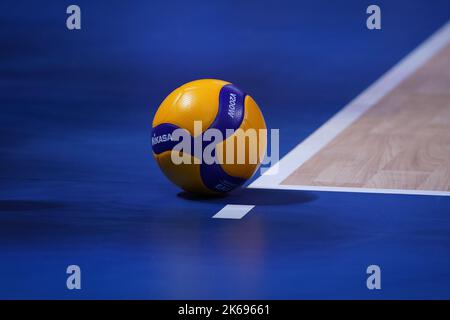 ANKARA, TURKIYE - 13. JULI 2022: Mikasa V2000W Ball in der VNL Volleyball Nations League Stockfoto