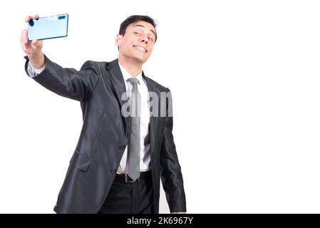 Lächelnder Mann im Anzug, der Selfie auf dem Smartphone gemacht hat Stockfoto