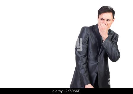 Mann im eleganten Anzug kneifen Nase im Studio Stockfoto