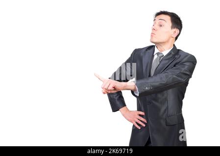 Seriöser Unternehmer, der mit dem Finger auf leeren Raum zeigt Stockfoto