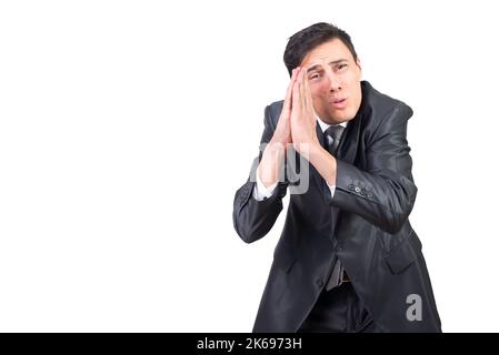Mann in schwarzem Anzug bettelt mit zusammengekrallten Händen Stockfoto