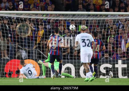 Barcelona, Spanien. 12. Oktober 2022. Edin Dzeko vom FC Internazionale trifft beim UEFA Champions League-Spiel im Camp Nou, Barcelona, die Latte. Bildnachweis sollte lauten: Jonathan Moscrop/Sportimage Kredit: Sportimage/Alamy Live News Stockfoto