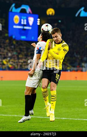 Dortmund, Deutschland. 06. Sep, 2022. firo : 10/11/2022, Fußball, Fußball, CL, UEFA Champions League, Saison 2022/2023, Gruppenphase, Gruppe G, BVB, Borussia Dortmund - FC Sevilla Jesus Navas (FC Sevilla) im Header-Duell mit Thorgan Hazard (Borussia Dortmund) Credit: dpa/Alamy Live News Stockfoto