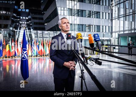 Brüssel, Belgien. 12. Oktober 2022. NATO-Generalsekretär Jens Stoltenberg spricht am Mittwoch, den 12. Oktober 2022, während des Treffens der NATO-Verteidigungsminister in Brüssel, Belgien, mit den Medien. Verteidigungsminister der NATO-Mitgliedsstaaten trafen sich am Mittwoch in Brüssel, um über Möglichkeiten zur Bereitstellung militärischer Hilfe für die Ukraine zu diskutieren. Foto von NATO/UPI Kredit: UPI/Alamy Live News Stockfoto