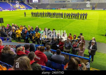 Warrington, Hes. Mittwoch, 12. Oktober 2022 - Warrington, cheshire, England - Warrington begrüßte das PNG International Rugby League Team formell in seiner Gemeinde und veranstaltete eine Begrüßungsveranstaltung im Halliwell Jones Stadium. Das Team ist hier, um an der Rugby-League-Weltmeisterschaft 2021 zu spielen, die durch die COVID-19-Pandemie verzögert wurde. Ein örtlicher Chor sang, um sie willkommen zu heißen. Quelle: John Hopkins/Alamy Live News Stockfoto