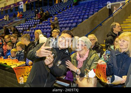 Warrington, Hes. Mittwoch, 12. Oktober 2022 - Warrington, cheshire, England - Warrington begrüßte das PNG International Rugby League Team formell in seiner Gemeinde und veranstaltete eine Begrüßungsveranstaltung im Halliwell Jones Stadium. Das Team ist hier, um an der Rugby-League-Weltmeisterschaft 2021 zu spielen, die durch die COVID-19-Pandemie verzögert wurde.Credit: John Hopkins/Alamy Live News Stockfoto