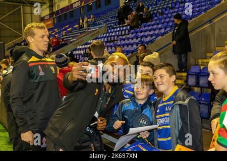 Warrington, Hes. Mittwoch, 12. Oktober 2022 - Warrington, cheshire, England - Warrington begrüßte das PNG International Rugby League Team formell in seiner Gemeinde und veranstaltete eine Begrüßungsveranstaltung im Halliwell Jones Stadium. Das Team ist hier, um an der Rugby-League-Weltmeisterschaft 2021 zu spielen, die durch die COVID-19-Pandemie verzögert wurde.Credit: John Hopkins/Alamy Live News Stockfoto