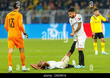 Dortmund, Deutschland. 06. Sep, 2022. firo : 10/11/2022, Fußball, Fußball, CL, UEFA Champions League, Saison 2022/2023, Gruppenphase, Gruppe G, BVB, Borussia Dortmund - FC Sevilla Marcao (FC Sevilla) Verletzung, Schmerzen, Behandlung, Credit: dpa/Alamy Live News Stockfoto