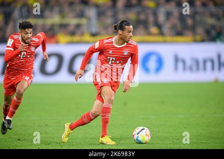 Leroy SANE (M) Action, hinter Noussair MAZRAOUI (M) Fußball 1. Bundesliga, 09. Spieltag, Borussia Dortmund (DO) - FC Bayern München (M) 2: 2, am 8.. Oktober 2022 in Dortmund/Deutschland. #Die DFL-Vorschriften verbieten die Verwendung von Fotos als Bildsequenzen und/oder quasi-Video # © Stockfoto