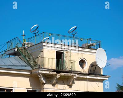 Moskau, Russland - 1. Mai 2019: Ausrüstung auf dem Dach des Meteorologischen Observatoriums an der Fakultät für Geographie, Moskauer Staatliche Universität M.V. Lomono Stockfoto