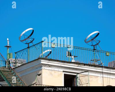 Moskau, Russland - 1. Mai 2019: Ausrüstung auf dem Dach des Meteorologischen Observatoriums an der Fakultät für Geographie, Moskauer Staatliche Universität M.V. Lomono Stockfoto