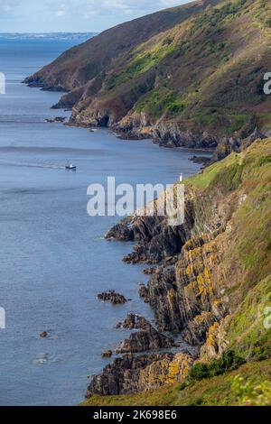 Fischerboot zum Dorfhafen von Polperro, Cornwall Stockfoto