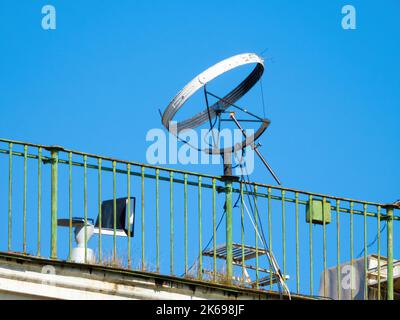 Moskau, Russland - 1. Mai 2019: Ausrüstung auf dem Dach des Meteorologischen Observatoriums an der Fakultät für Geographie, Moskauer Staatliche Universität M.V. Lomono Stockfoto