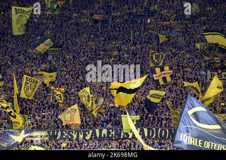 Neapel, Italien. 12. Oktober 2022. DORTMUND - Borussia Dortmund Unterstützer Gelbe Wand beim Bundesliga-Spiel zwischen Borussia Dortmund und dem FC Bayern München am 8. Oktober 2022 im Signal Iduna Park in Dortmund. ANP | Dutch Height | GERRIT AUS KÖLN Credit: ANP/Alamy Live News Stockfoto