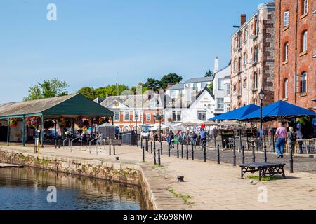 Geschäfte und Cafés am Fluss Ex in Exeter Quay, Exeter, Devon Stockfoto
