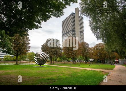 09-18-2022 Bonn, Deutschland Deutsche Welle Schild und Hochhaus auch -DW und Gänse gehen auf Gras- und Park- und Gartenweg Stockfoto