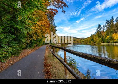 Straße entlang der Moldau in der Herbstsaison. Stockfoto