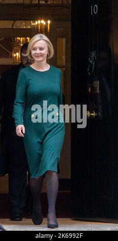 London, England, Großbritannien. 12. Oktober 2022. Die britische Premierministerin LIZ TRUSS verlässt die Downing Street 10 vor der Fragestunde im Unterhaus. (Bild: © Tayfun Salci/ZUMA Press Wire) Stockfoto