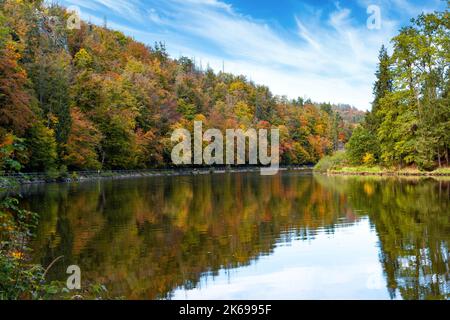 Straße entlang der Moldau in der Herbstsaison. Stockfoto