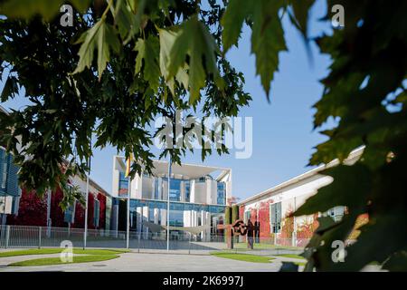 Berlin, Deutschland. 12. Oktober 2022. Blick auf das Bundeskanzleramt mit Herbstfarben. Berlin, 12. Oktober 2022 Quelle: dpa/Alamy Live News Stockfoto