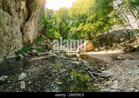 Die Prerasten von Vratna oder Vratna Gates sind drei Natursteinbrücken auf dem Miroc-Berg in Serbien Stockfoto