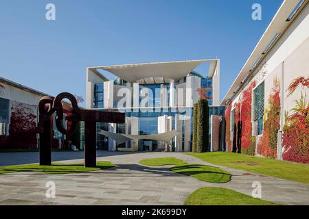 Berlin, Deutschland. 12. Oktober 2022. Blick auf das Bundeskanzleramt mit Herbstfarben. Berlin, 12. Oktober 2022 Quelle: dpa/Alamy Live News Stockfoto