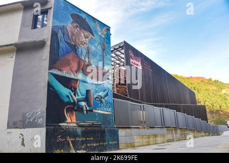 Pasaia, Gipuzkoa, Spanien - 26. Mai 2022: Wiederaufbau des historischen Walfangbootes im baskischen Hafen von Pasaia Stockfoto