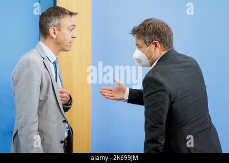 Berlin, Deutschland. 12. Oktober 2022. (V.l.n.r.) Dr. Philipp Steinberg, Leiter der Abteilung Wirtschaftspolitik des BMWi, und Robert Habeck (Bündnis 90/die Grünen), Bundesminister für Wirtschaft und Klimaschutz und Vizekanzler, bei der Bundespressekonferenz zur Präsentation der Herbstprojektion. Berlin, Den 12. Oktober 2022. Kredit: dpa/Alamy Live Nachrichten Stockfoto