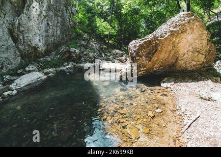 Die Prerasten von Vratna oder Vratna Gates sind drei Natursteinbrücken auf dem Miroc-Berg in Serbien Stockfoto