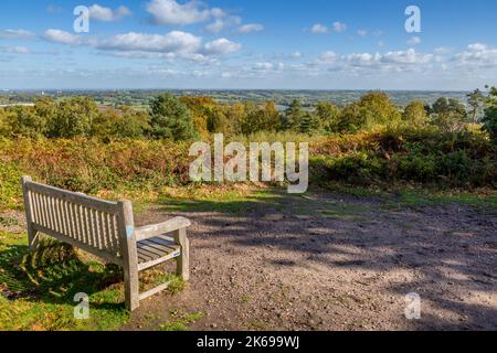 Landschaftlich reizvolle Aussicht auf die Landschaft der Lickey Hills im Herbst. Stockfoto