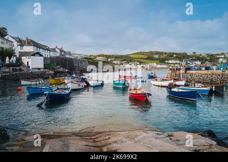 Coverack, Großbritannien – 3 2022. Oktober. Kleine Boote und Fischer im Hafen von Coverack. Ein Küstendorf und Fischereihafen in Cornwall, England. Es liegt auf dem Stockfoto