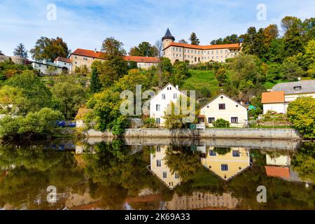 Kleine antike Stadt und mittelalterliche Burg Rozmberk nad Vltavou, Tschechische Republik. Stockfoto