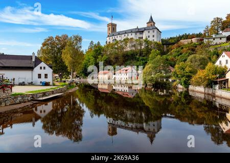 Kleine antike Stadt und mittelalterliche Burg Rozmberk nad Vltavou, Tschechische Republik. Stockfoto