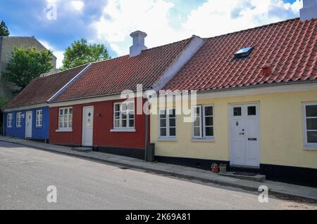 BILLUM, DÄNEMARK- 28/JUNI/2010: Alte klassische traditionelle dänische Landhäuser in rot und gelb mit rotem Dach in Dänemark Stockfoto