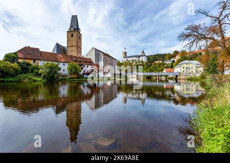 Kleine antike Stadt und mittelalterliche Burg Rozmberk nad Vltavou, Tschechische Republik. Stockfoto