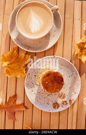 Natürliche vegane süße Karottenkuchen mit Agavensirup. Kein Backen und kein Zuckerdessert mit einer Tasse Kaffee von oben. Gesundes Frühstück. Stockfoto
