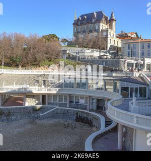 Biarritz, Frankreich - 15. Januar 2022: Winteransicht des Strandes von Port-Vieux, Biarritz, Pyrenees-Atlantiques, Stockfoto