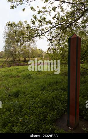 Grenzpole auf der Grenzlinie zwischen Litauen und Weißrussland am Fluss Black Gancha. Stockfoto