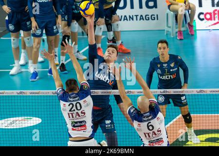 Verona, Italien. 8.. Oktober 2022. Spiel der italienischen SuperLega Volleyball Meisterschaft zwischen WithU Verona und ITAS Trentino. Stockfoto